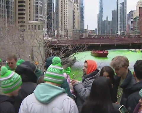 Chicagoans, visitors gather for Chicago River dyeing for St. Patrick's Day