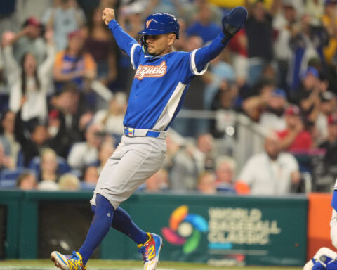 Venezuela rallies past Italy 4-2 with 3-run 7th and will face US for World Baseball Classic title