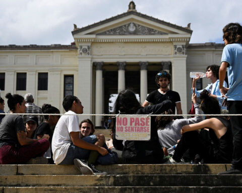 Flailing Cuba invites exiles to return, but hurdles remain