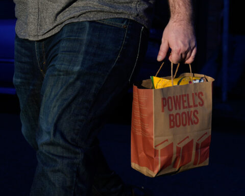Nation's largest retail group forecasts 4.4% gain in retail sales for this year despite volatility