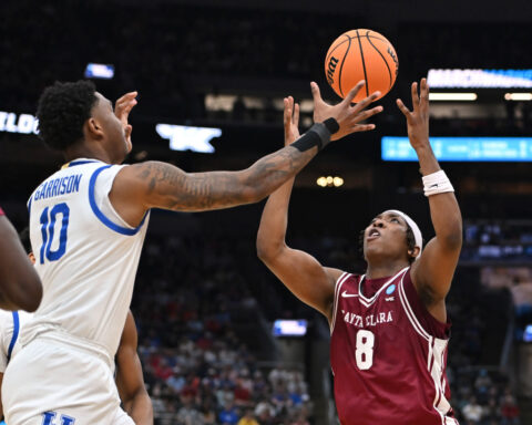 Otega Oweh's buzzer-beater saves Kentucky in 89-84 overtime win over Santa Clara in March Madness