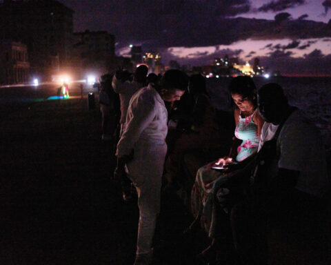 Cuba begins to restore power after nationwide grid collapse