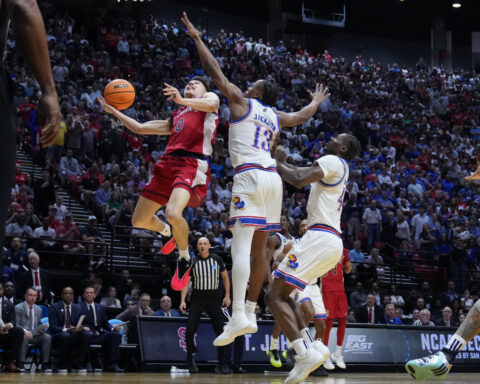 Dylan Darling hits driving layup at buzzer, St. John's beats Kansas 67-65 in March Madness thriller
