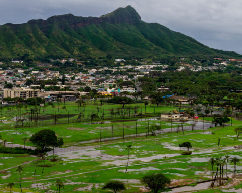 Historic Hawaii floods leave 2,000 people without power