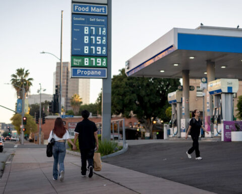 Oil prices rise after Trump issues ultimatum and Iran threatens to close the Strait of Hormuz indefinitely