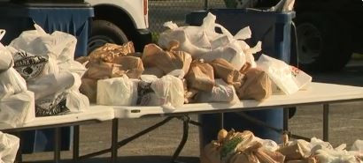 Florida city hosts a food drive for federal employees without pay