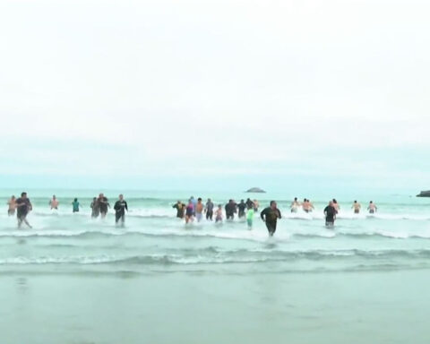 Massachusetts police departments brave frigid ocean temperatures to support Make-A-Wish