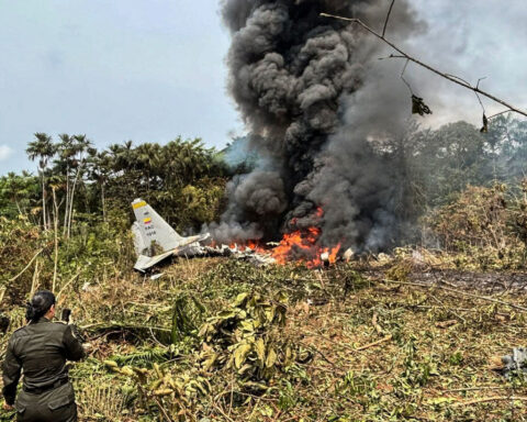 Scores killed as Colombian military plane crashes on takeoff