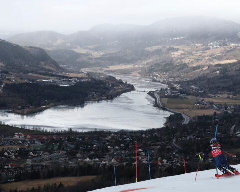 Shiffrin wins World Cup slalom but Aicher's third place puts overall title on hold