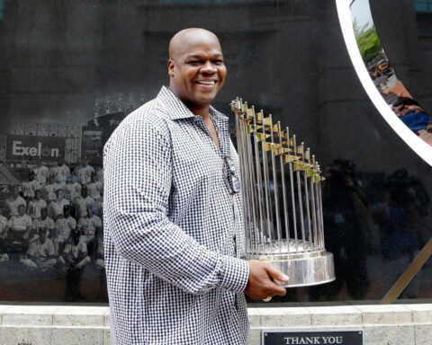 Hall of Famer Frank Thomas files lawsuit seeking damages against White Sox, Fanatics, Nike