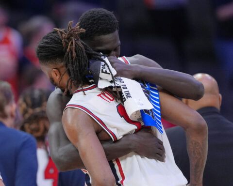 Illinois clamps down on Houston for a 65-55 March Madness win to reach Elite Eight