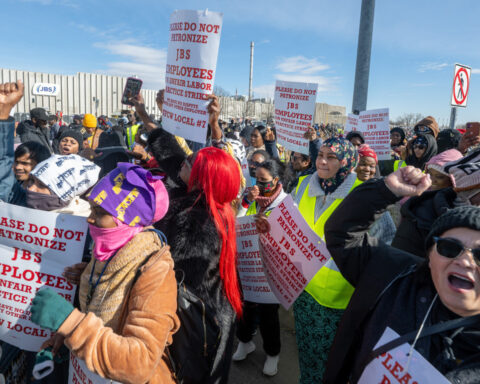 Workers' strike at one of the largest US meatpacking plants will continue for a 3rd week