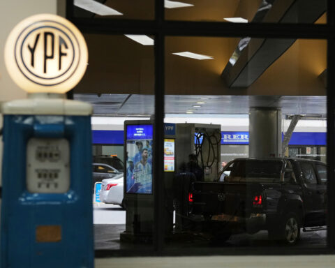 US appeals court overturns $16 billion judgment over Argentina energy company nationalization