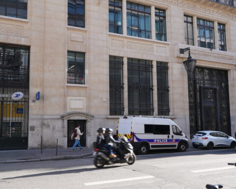 French police thwart a suspected bombing outside a Bank of America building in Paris