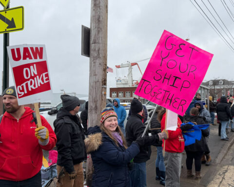 Navy shipyard workers approve a contract deal with Bath Iron Works, ending weeklong strike
