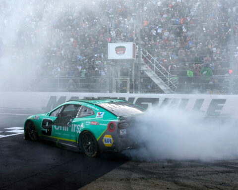 Chase Elliott beats Denny Hamlin at Martinsville Speedway for 1st NASCAR win of season