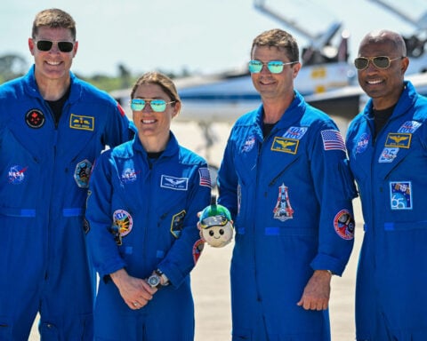 Here are 3 reasons NASA can't land humans on the moon again yet