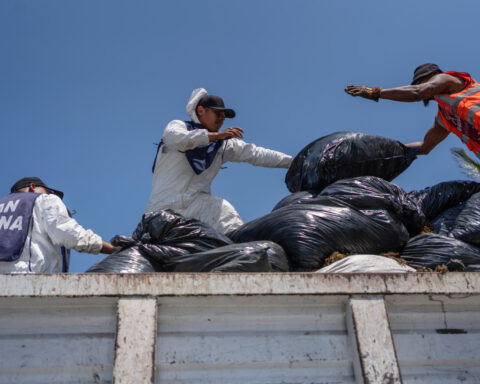 Environmental groups accuse Mexico of lying about origins of oil spill in the Gulf