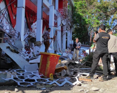 Earthquake off Indonesia topples buildings, kills 1 person and sets off small tsunami