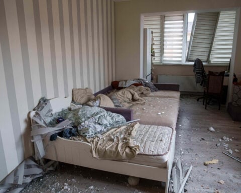 Russian strikes on Ukraine kill 8 as Kyiv holds door open for Easter truce