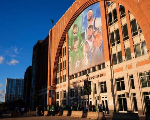 Dallas Stars' arena investigating 4 fans for apparently celebrating with a Nazi salute