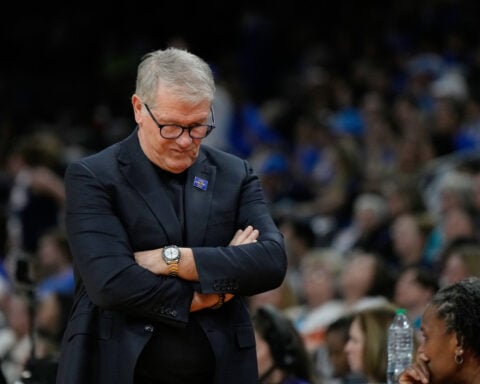 Geno Auriemma apologizes for tense exchange with Dawn Staley after UConn loss