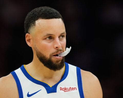 After missing more than 2 months with right knee injury, Stephen Curry returns for Warriors