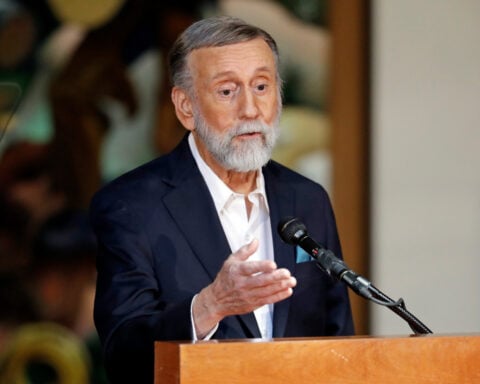 Grammy-winning singer-songwriter Ray Stevens recovering after breaking neck