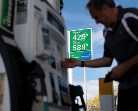 Oil is plunging, but don’t expect $3 gas anytime soon. Here’s why