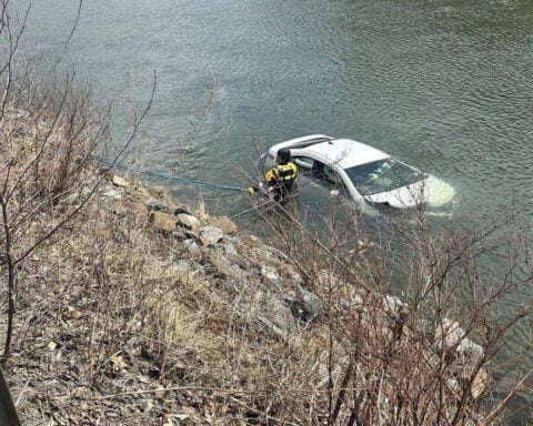 Woman cuts through airbag, escapes sinking car with her toddler after crash into river
