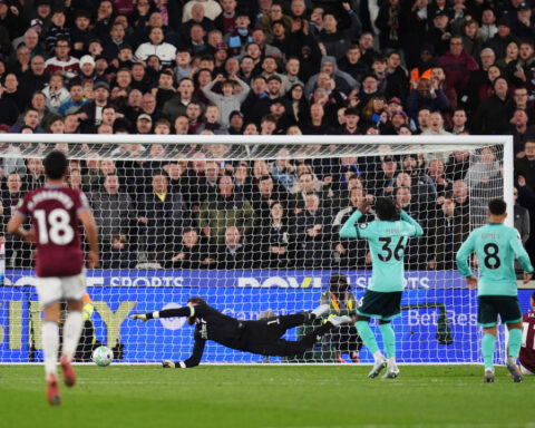 West Ham turn on second half style to beat Wolves and send Tottenham into drop zone