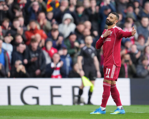 Arsenal falls to Bournemouth and lets Man City back into Premier League title race