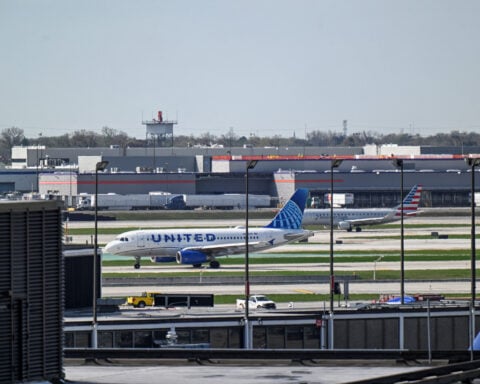 United's chief takes fight with American to White House with merger pitch