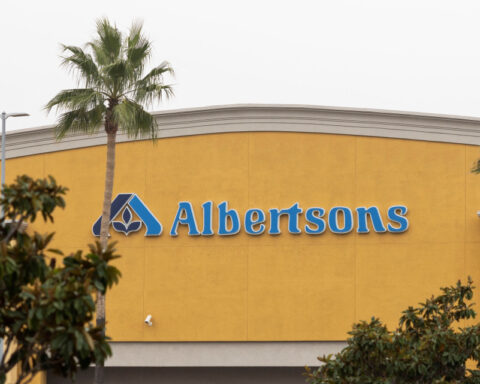 Grocer Albertsons forecasts soft annual sales as demand remains strained