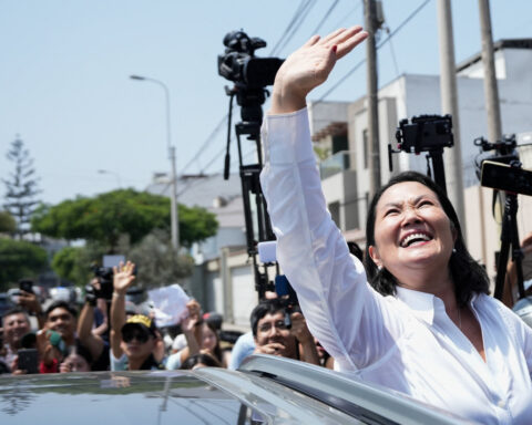 Counting continues in Peru election, runoff with Fujimori likely