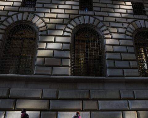 NY Fed says paper loss on bond holdings shrank last year