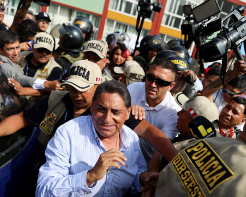 Peru election marred by delays as conservatives lead early count