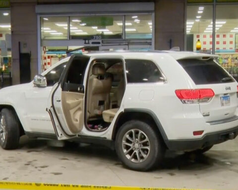 Crash-and-grab burglars use Jeep to steal ATM from Chicago gas station