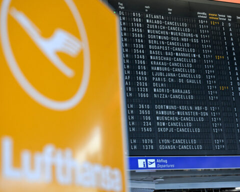 Lufthansa, pilots union deadlocked on arbitration offer
