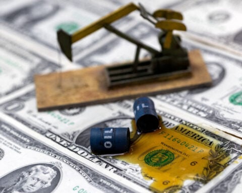 Traders place large $950 million bet on oil price falling hours ahead of ceasefire