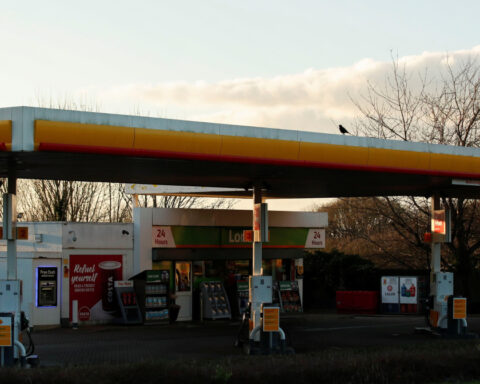 Shell flags lower gas output, capital outflow amid Iran conflict but sees oil trading boost