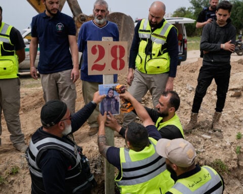 Pakistani army chief visits Tehran in bid to broker renewed talks between US and Iran