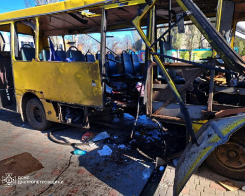 Russian attacks kill eight in Ukraine's southeast, target buses