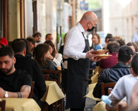 Italy service sector contracts for first time in 16 months, survey shows