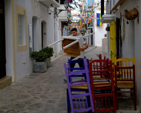 Spain services sector grows but costs soar, confidence weakens amid war, PMI shows