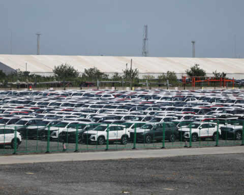 Senators urge Trump to bar Chinese automakers from building cars in US