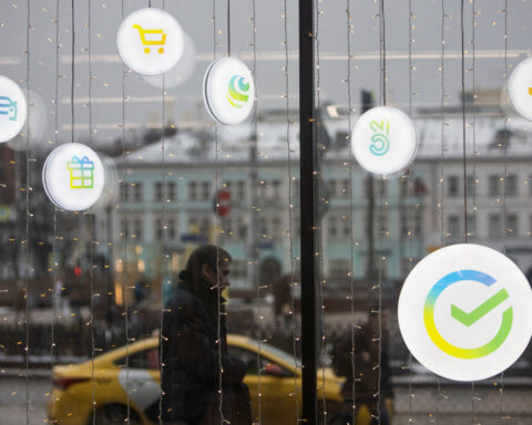 Moscow shoppers and travellers hit by payment system problem