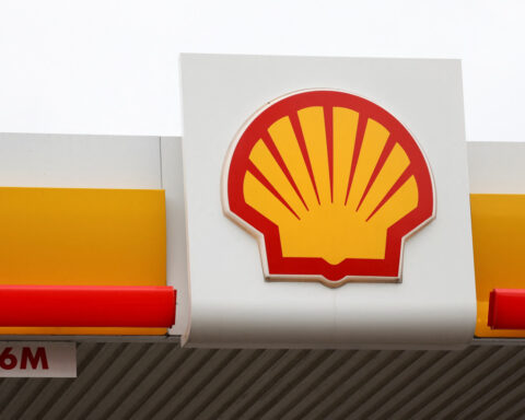 Oil giants show early interest in US Gulf deepwater field stake, sources say