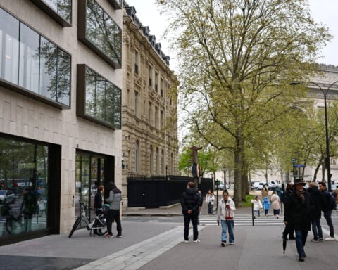 Paris police tighten security after foiled bomb attack