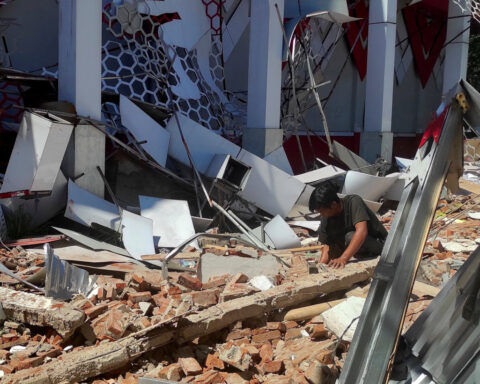 Indonesia earthquake damages buildings, but tsunami alerts have been lifted